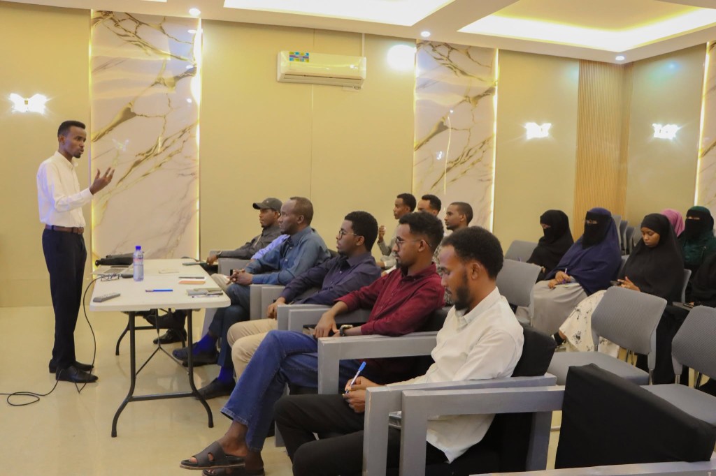 A KOR trainer speaking with finance students from EAU-Garowe